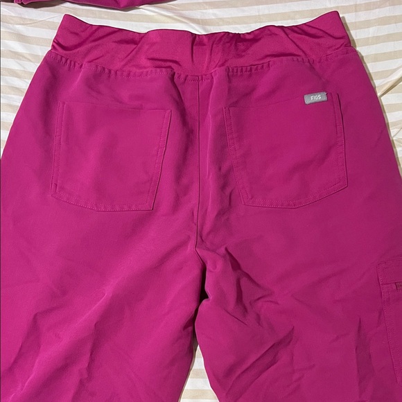 Figs Raspberry Scrub Set with Blue Accents - Picture 4 of 6